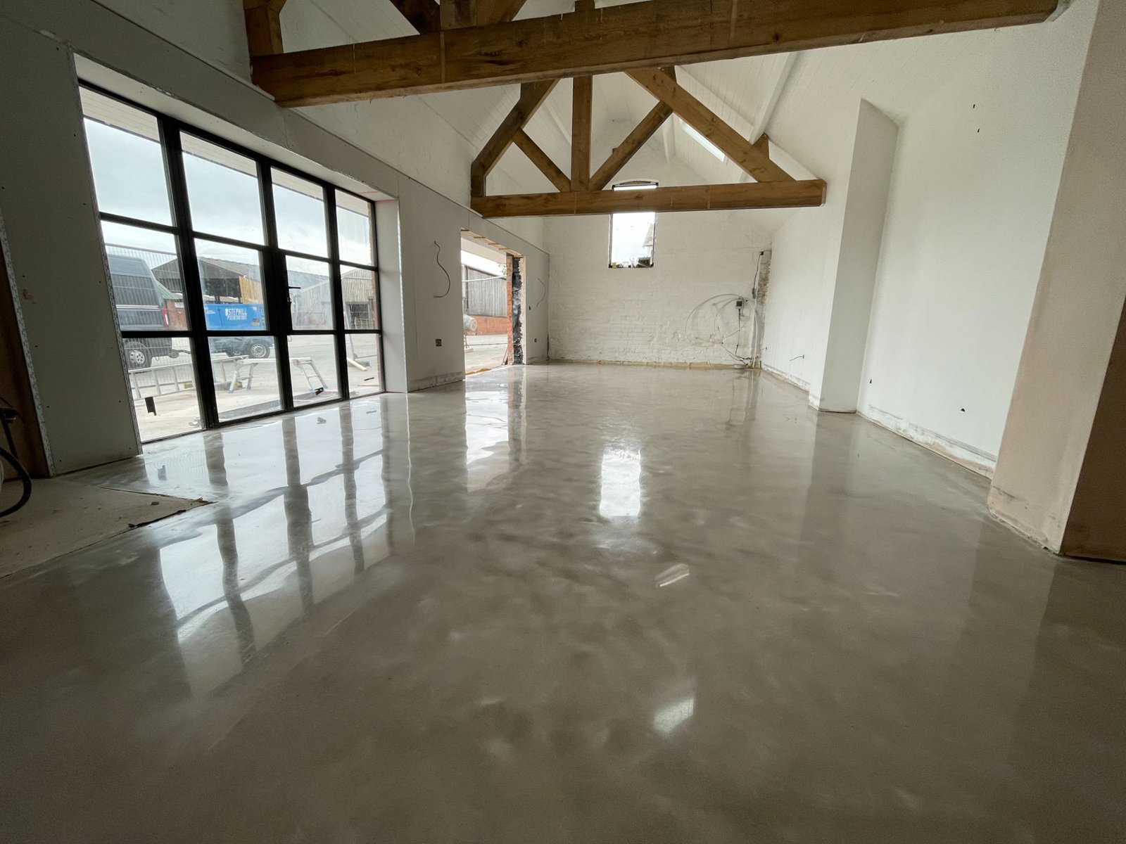 High gloss white cream finish