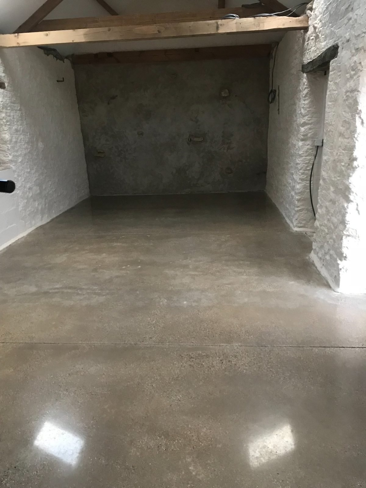 Salt and pepper polished concrete - 800g aggregate extension floor