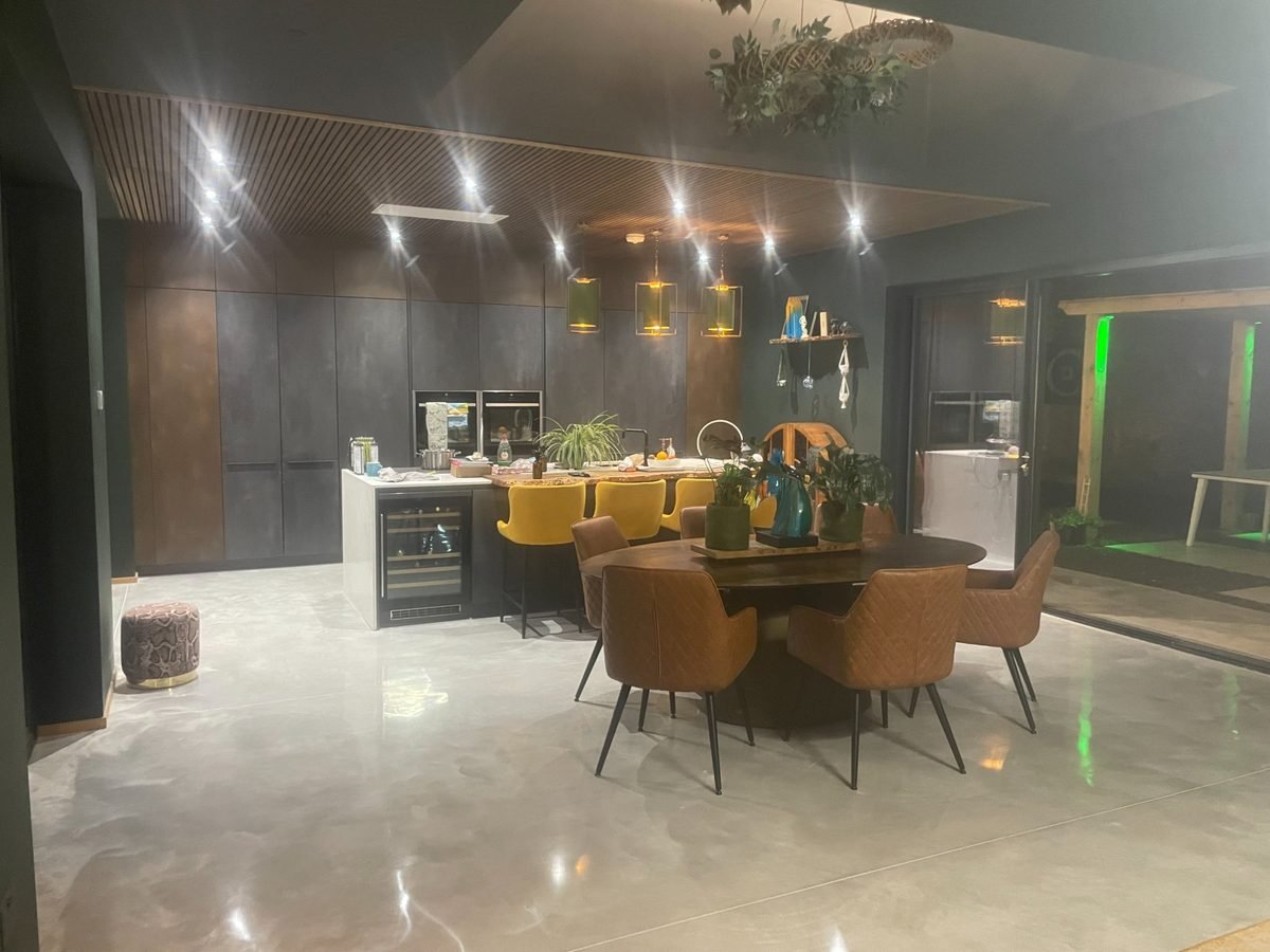 White high gloss cream polished concrete - open plan kitchen dining