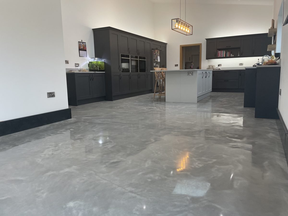 Metallic microcement floor with silver pigment finish